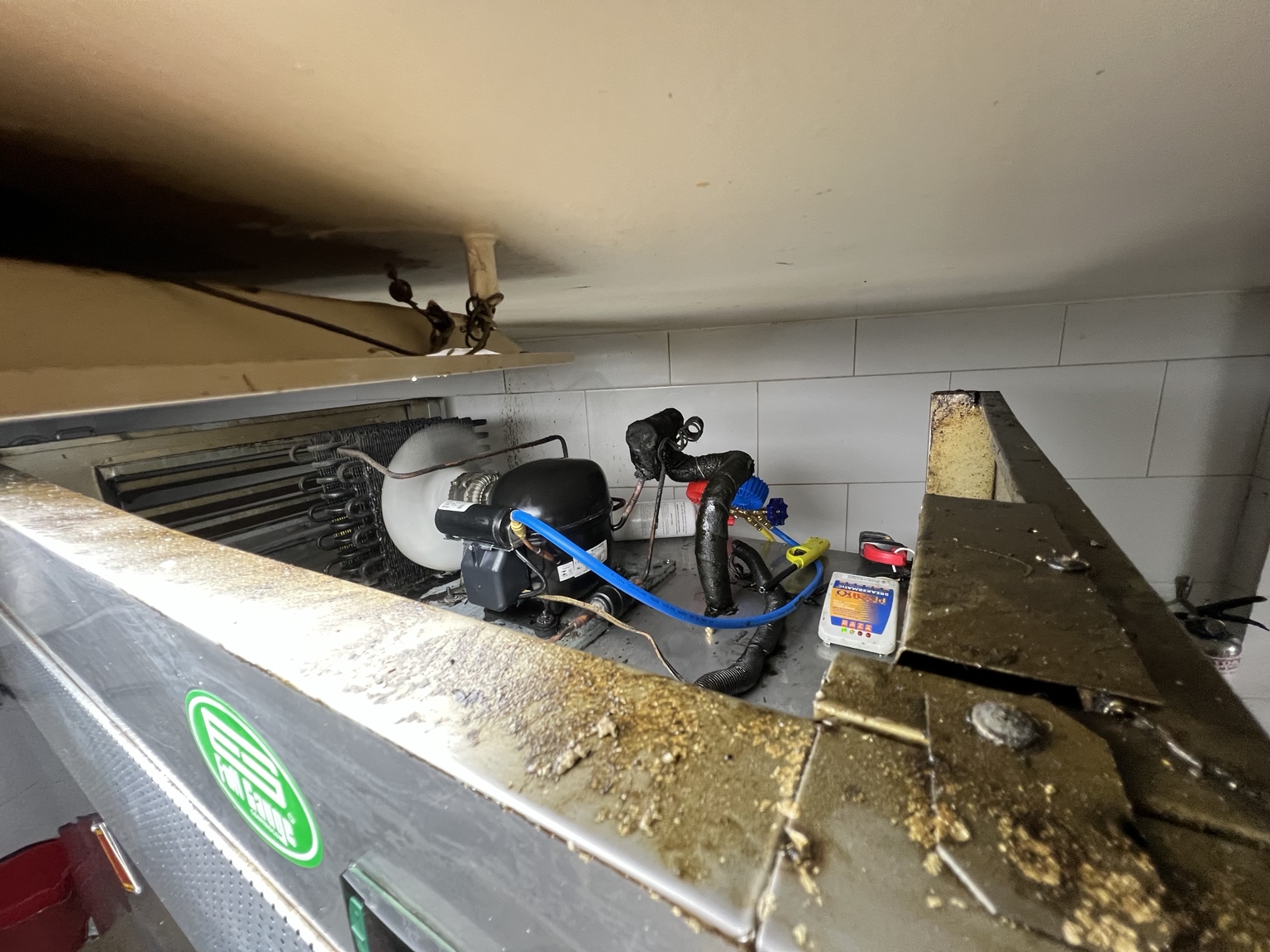 Trabajo técnico en sistema de refrigeración